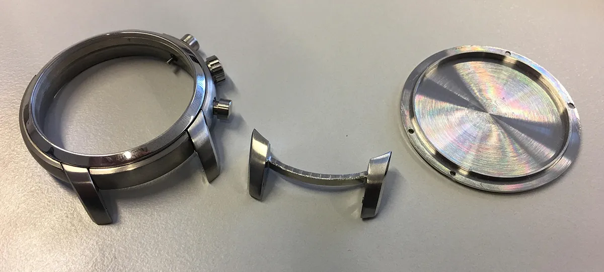 Boîtier de montre démonté avec ses composants physiques.